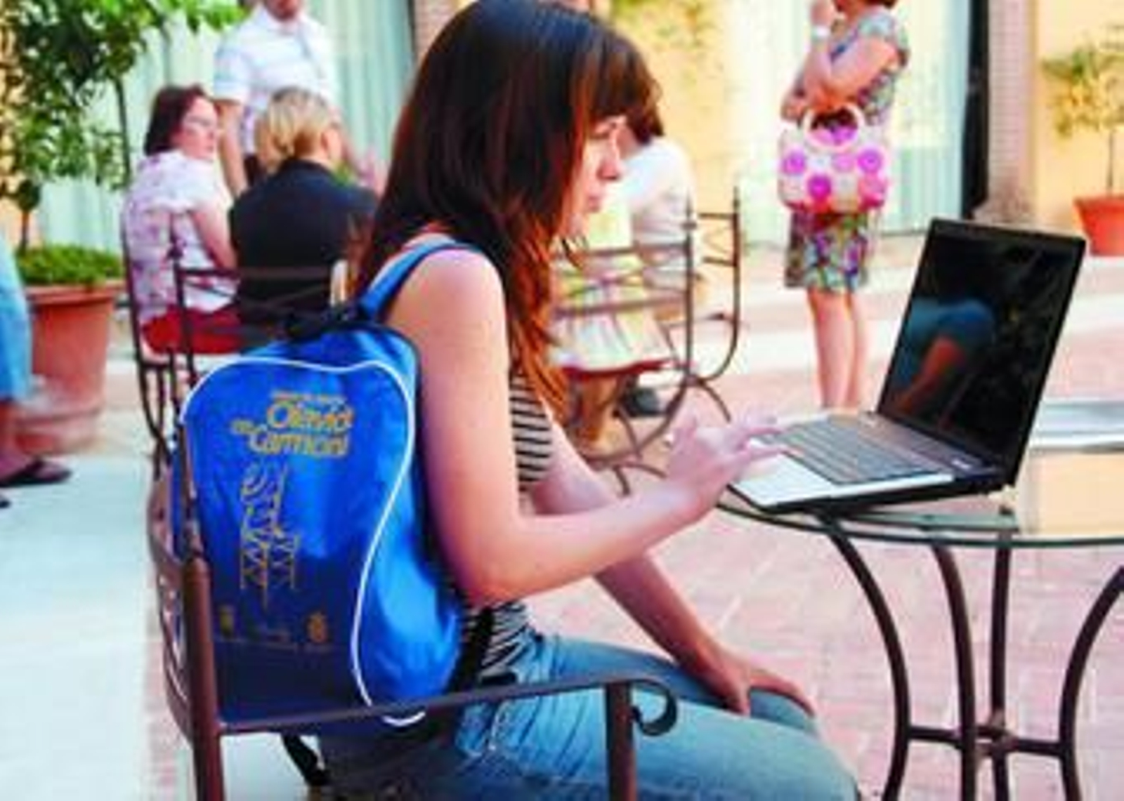 Una joven utiliza su ordenador portátil.