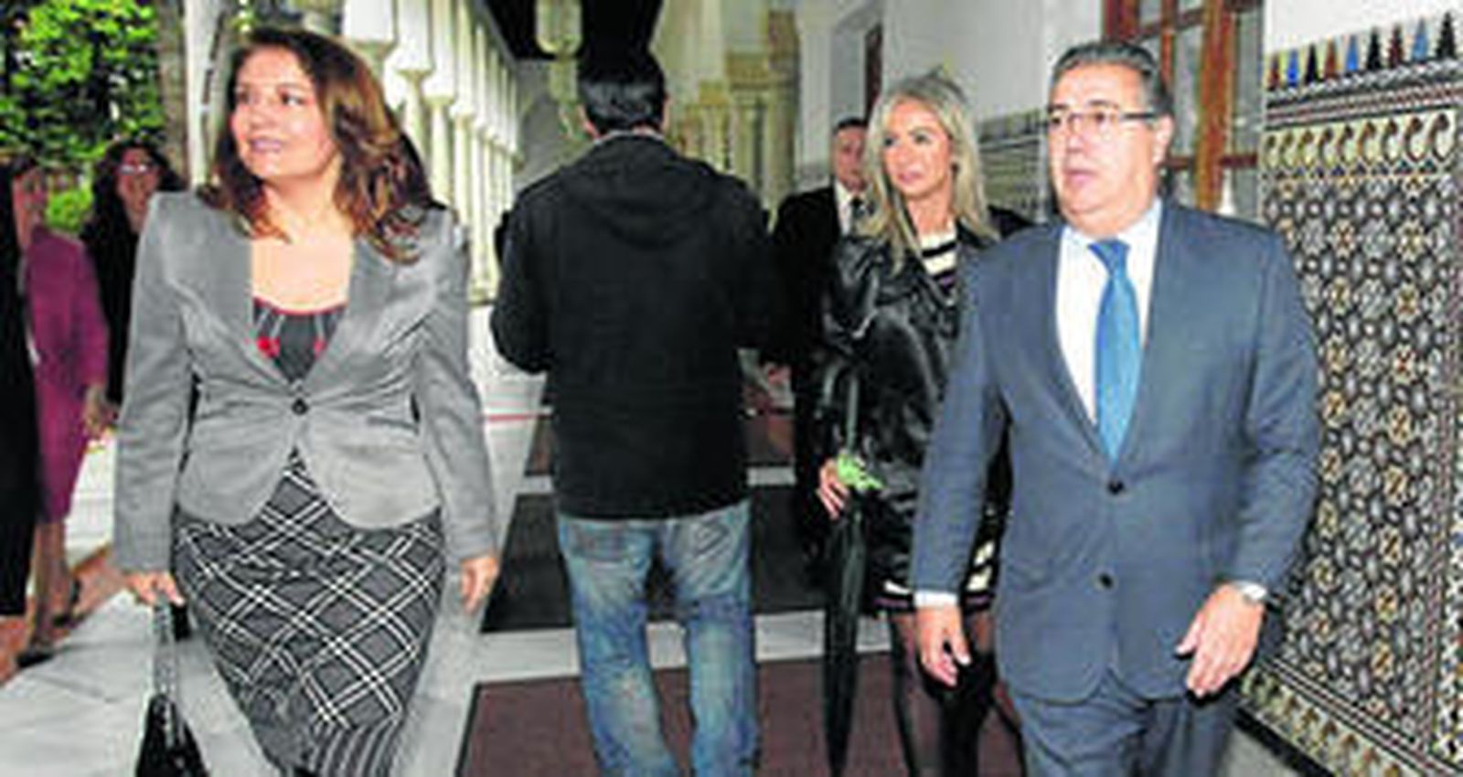Carmen Crespo y Juan Ignacio Zoido, en los pasillos del Parlamento andaluz.