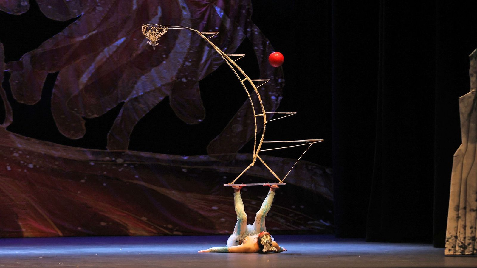 Imágenes del 'Gran Circo Acrobático de China' en el Teatro Villamarta