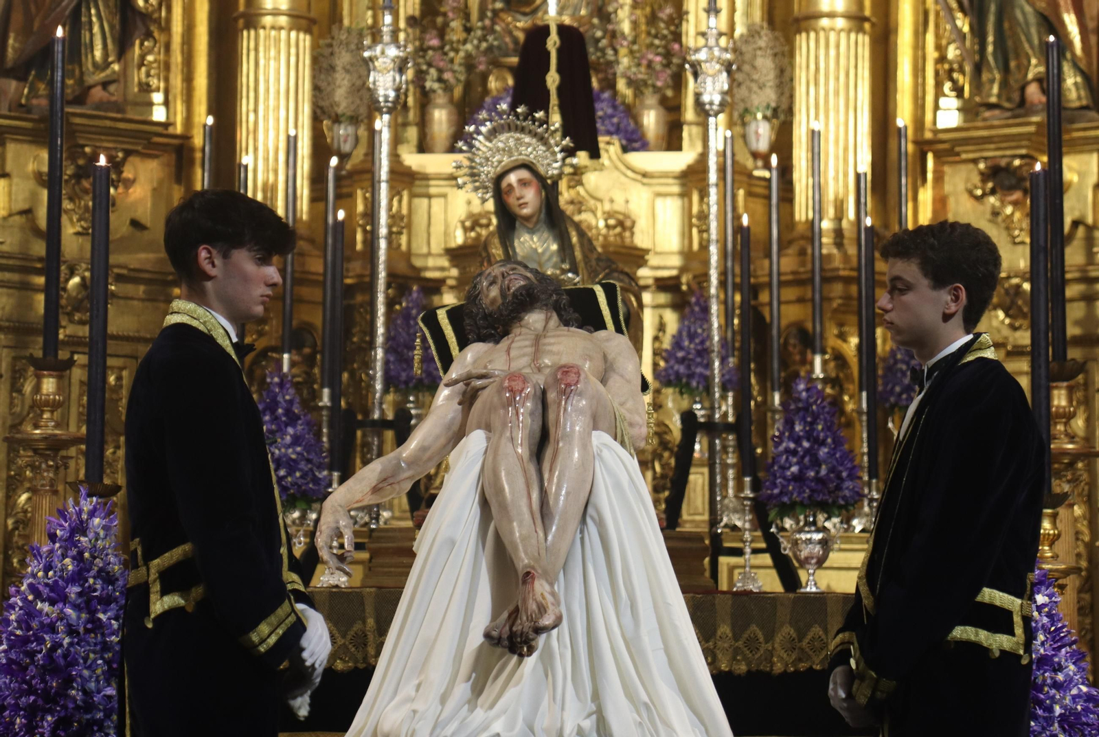Sevilla acaricia la Semana Santa en un Domingo de Pasión lleno de cultos