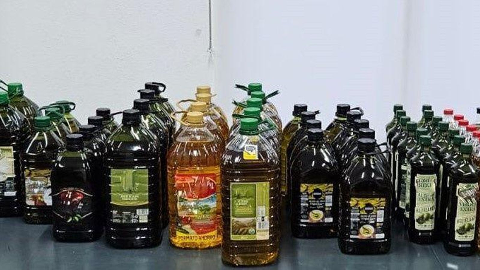 Garrafas de aceite procedentes de robos en supermercados recuperadas por la Guardia Civil