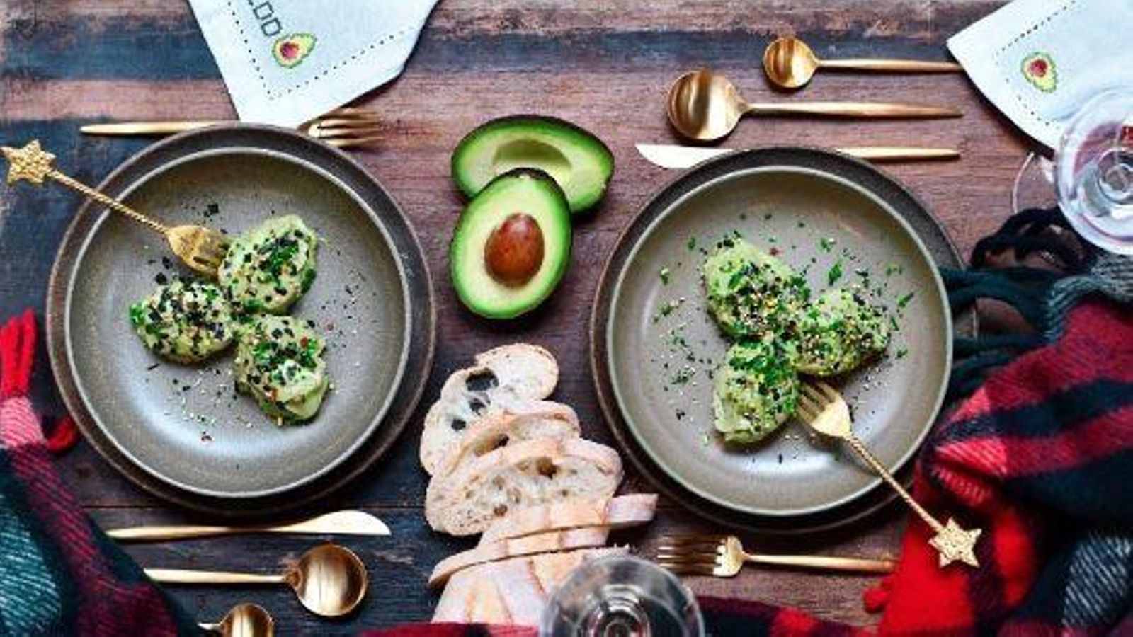 Huevos de mayonesa de aguacate.