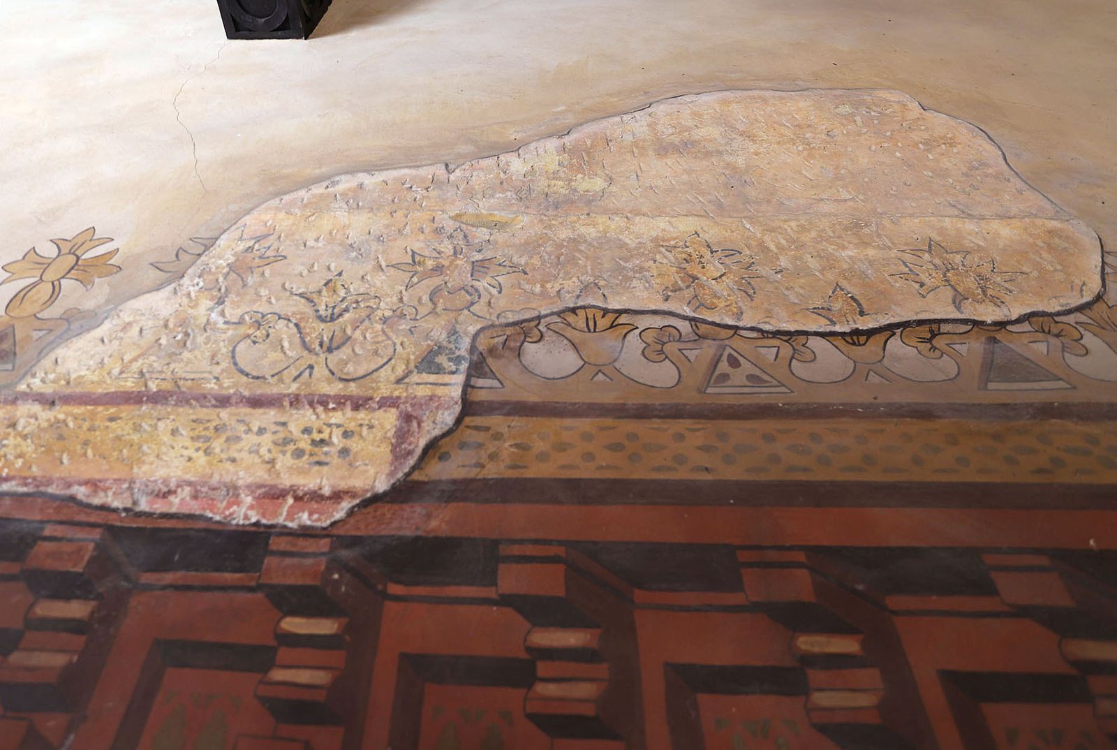 Estado de deterioro en el que se encuentra las pinturas murales del patio mudéjar de La Rábida.