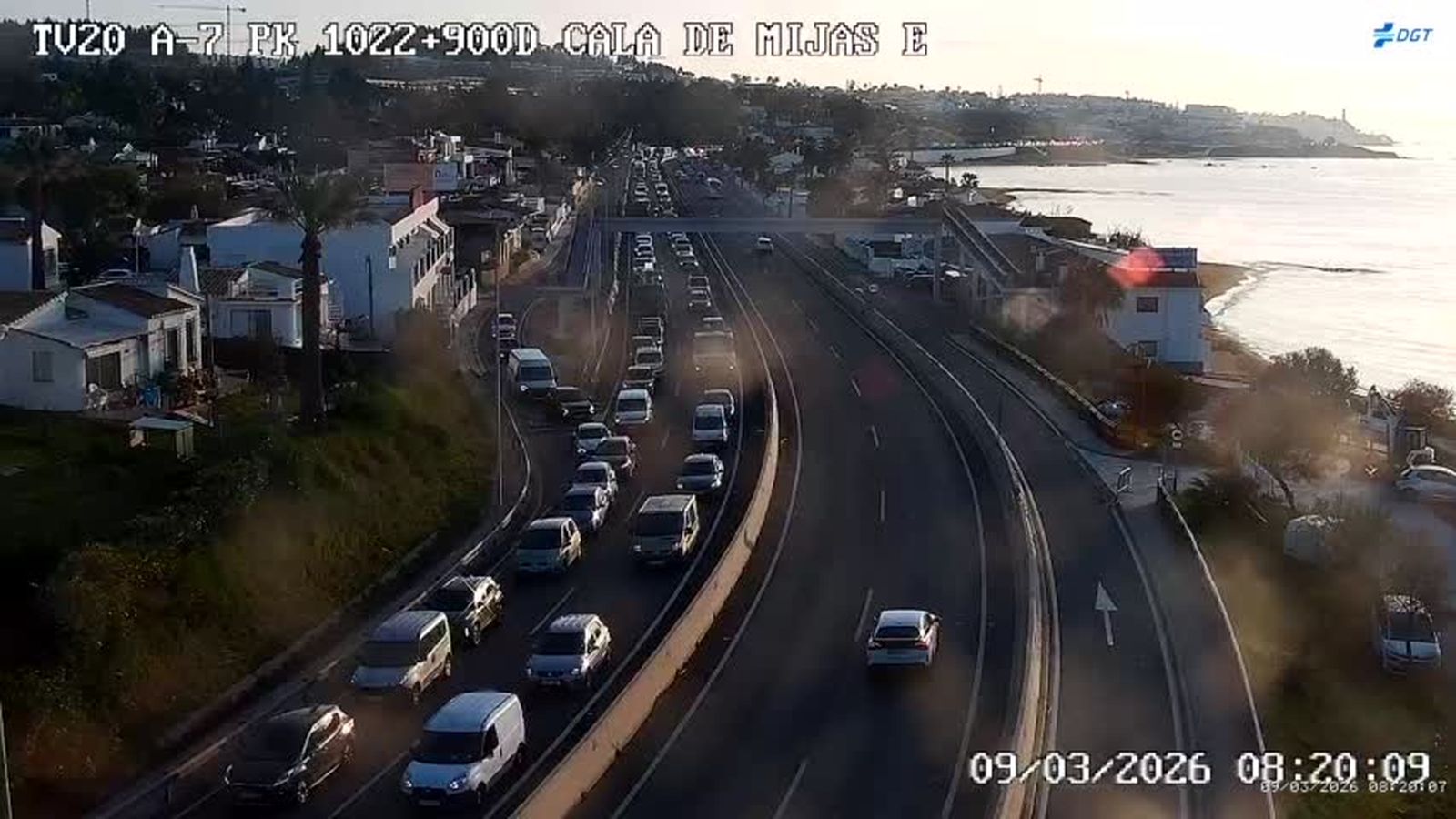 Retenciones en la Cala de Mijas por un vehículo averiado.