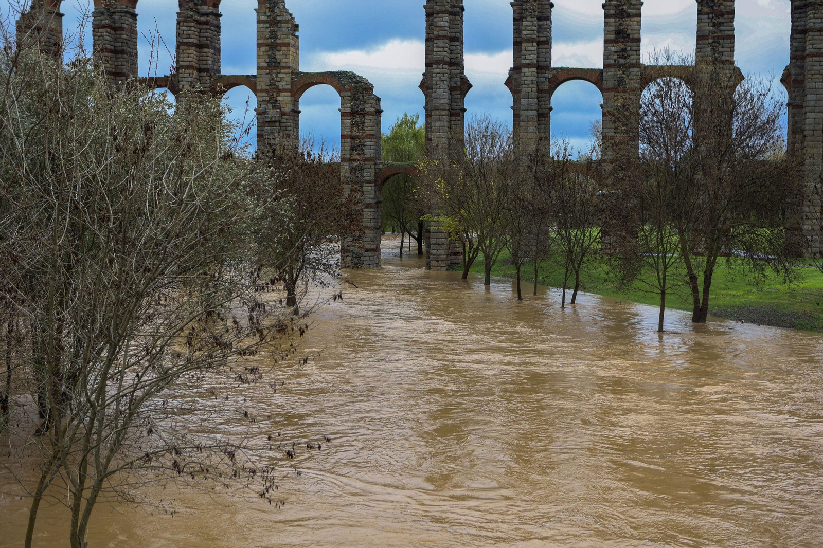 Nivel del río Albarregas a su paso por Mérida bajo el acueducto romano de Los Milagros