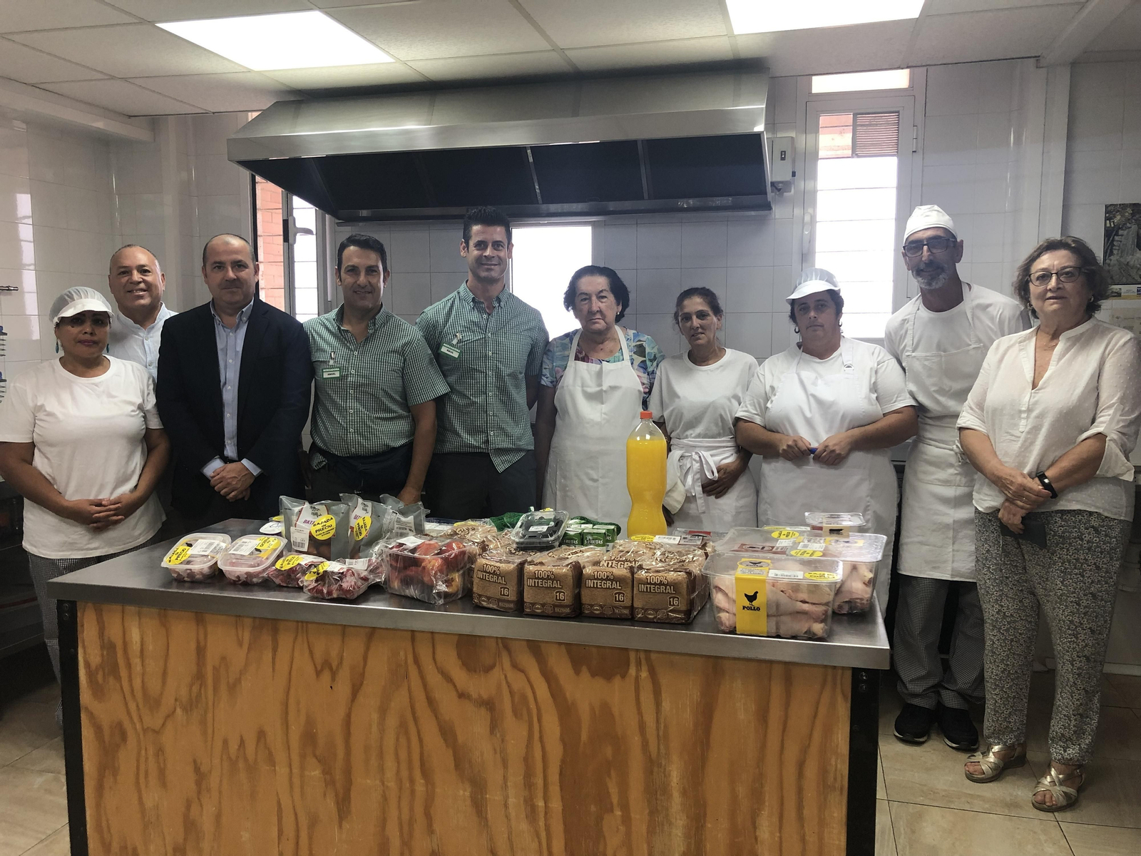 Voluntarios y personal de Mercadona en la cocina solidaria.