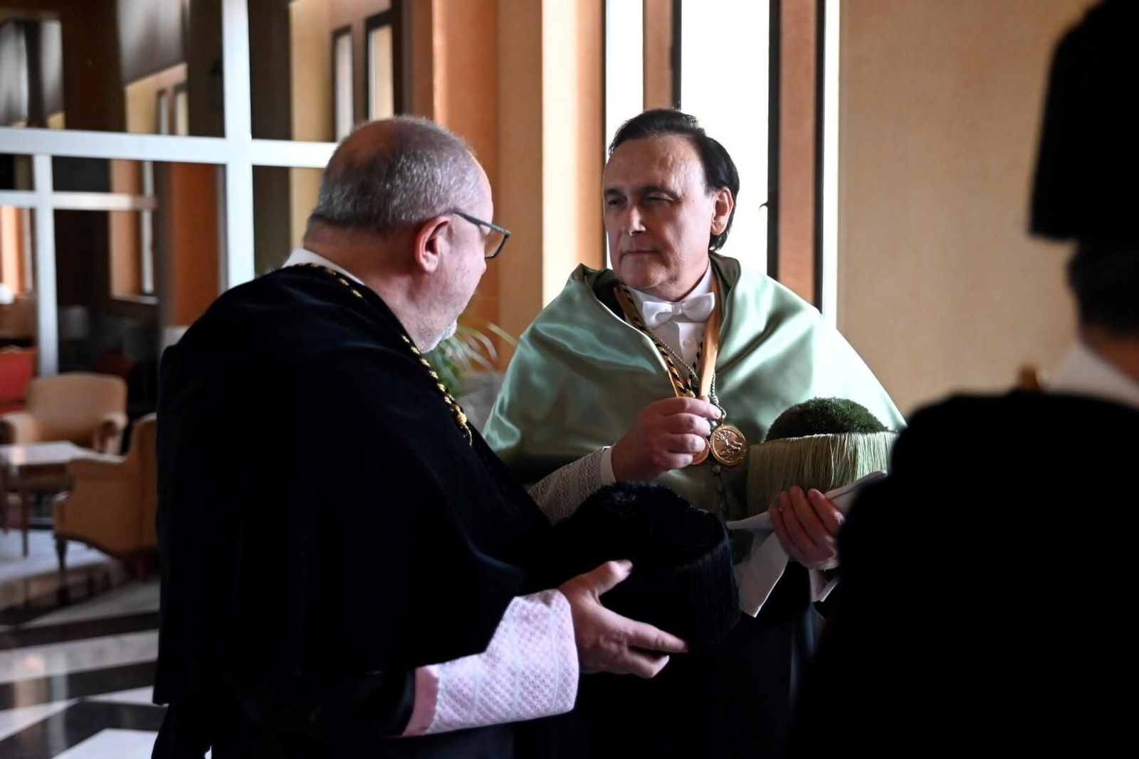 Las fotografías de la investidura de Pilar León-Castro y Rafael Illescas como doctores honoris causa en Córdoba