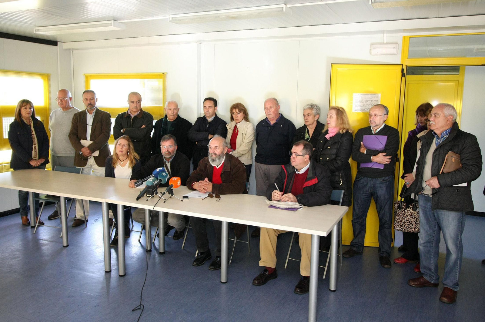 La Asociación de Vecinos La Cigueña denunció ayer la "dejadez" del Ayuntamiento y la Junta al no limpiar el cauce de El Chorrito.