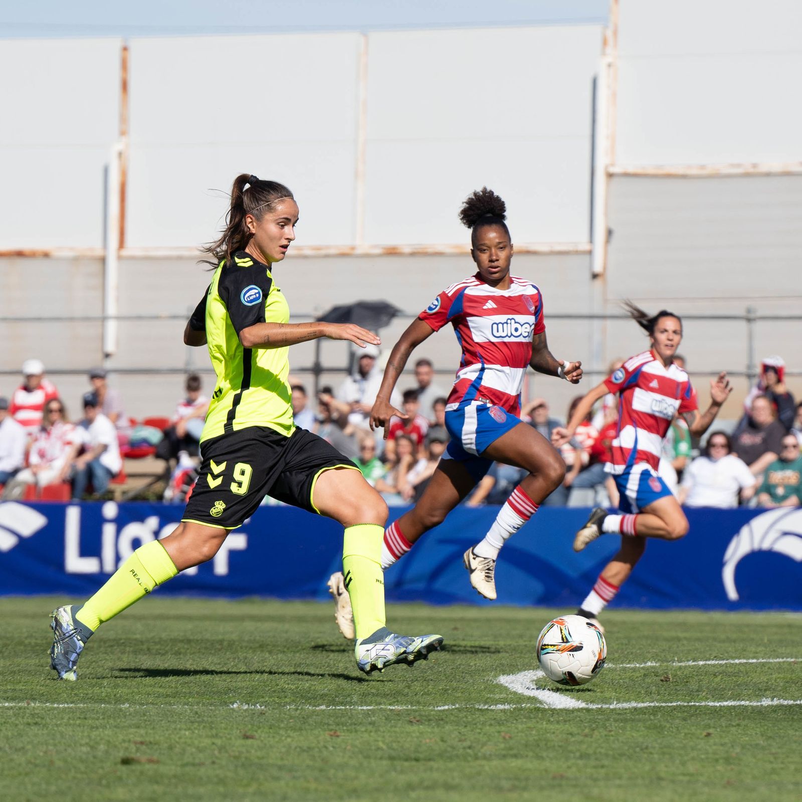 Carmen Álvarez trata de penetrar el área del Granada.