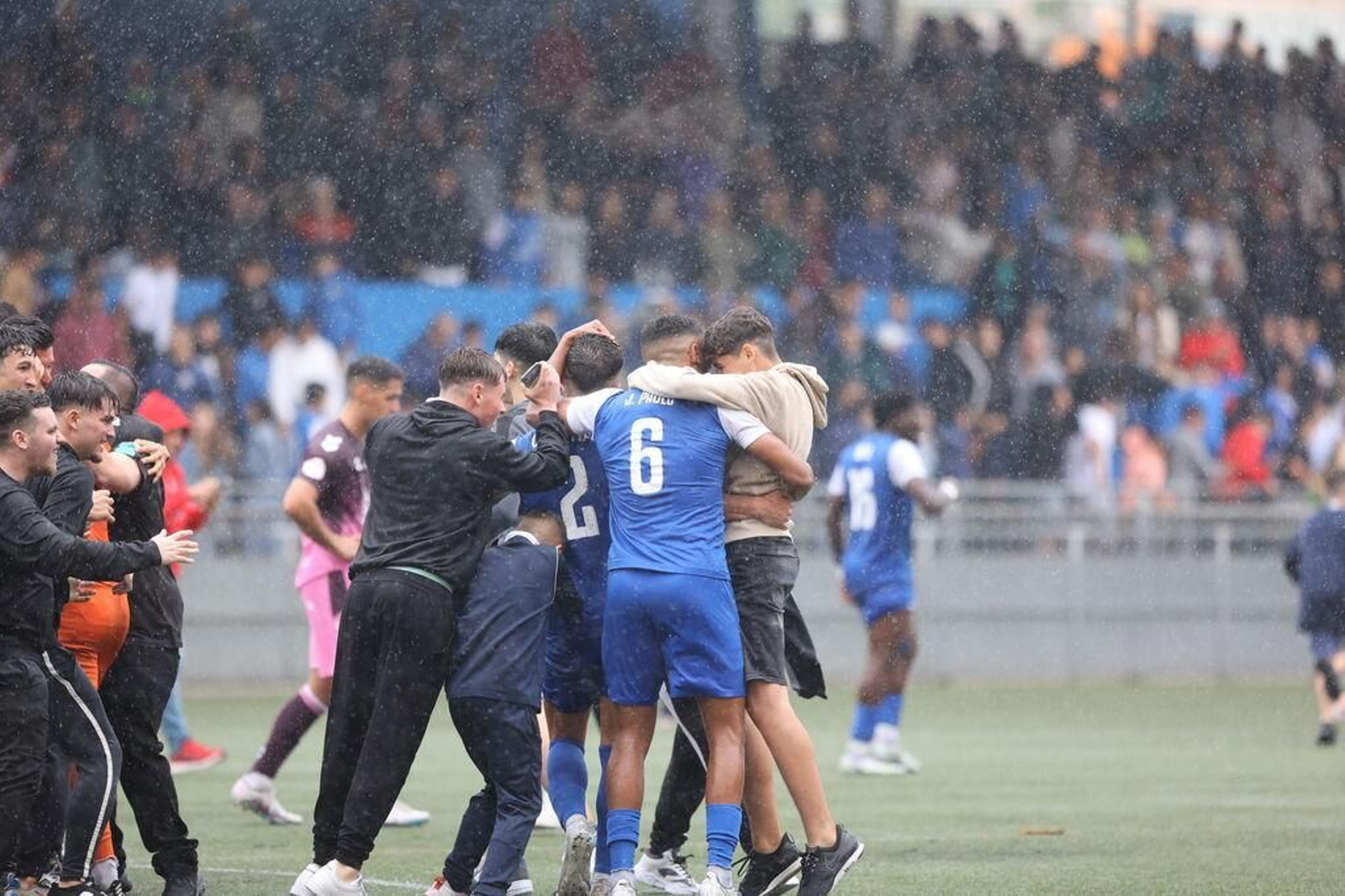 Los jugadores de El Palo celebrando la victoria.