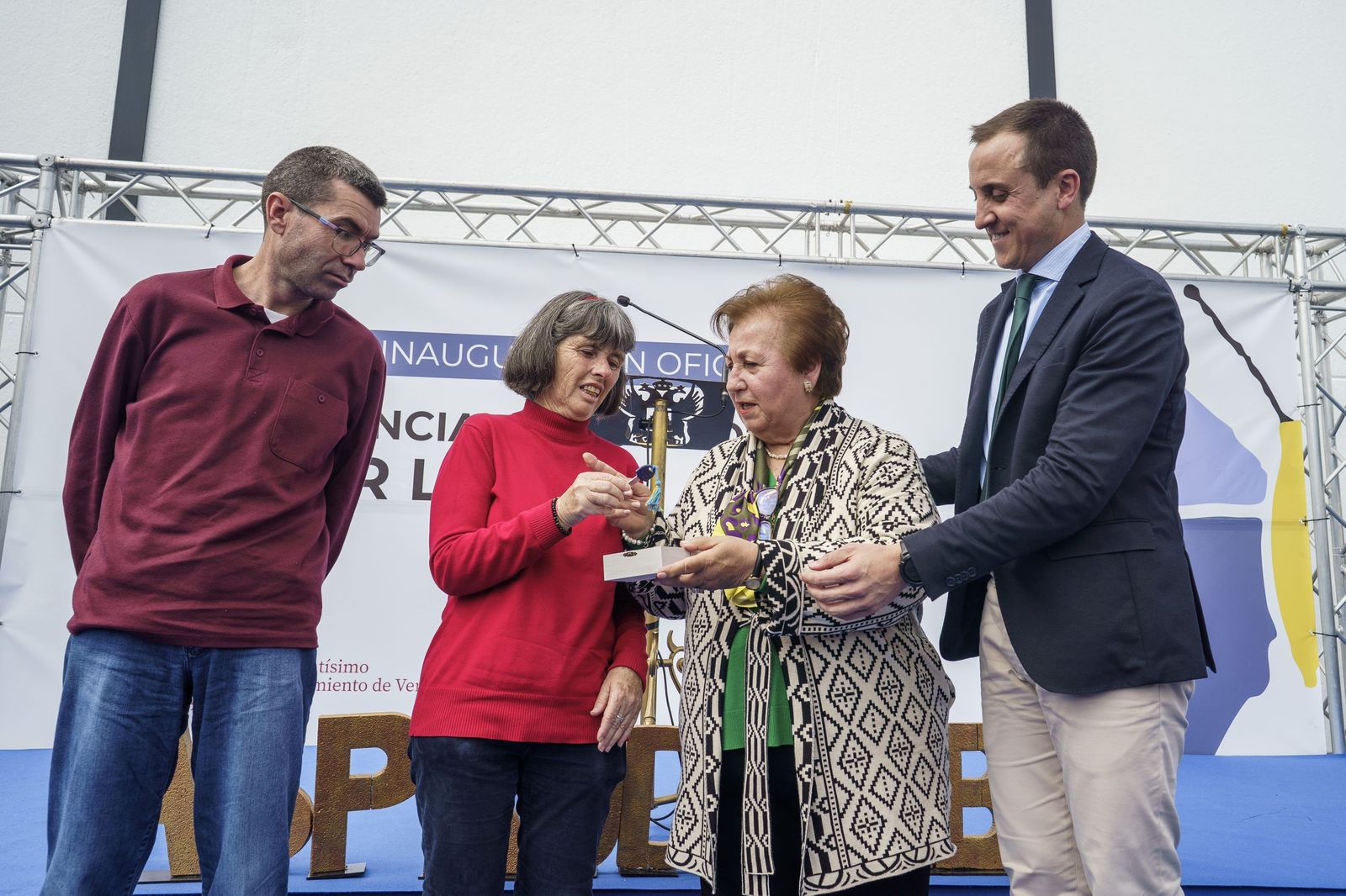 Entrega de la llave de la nueva residencia.