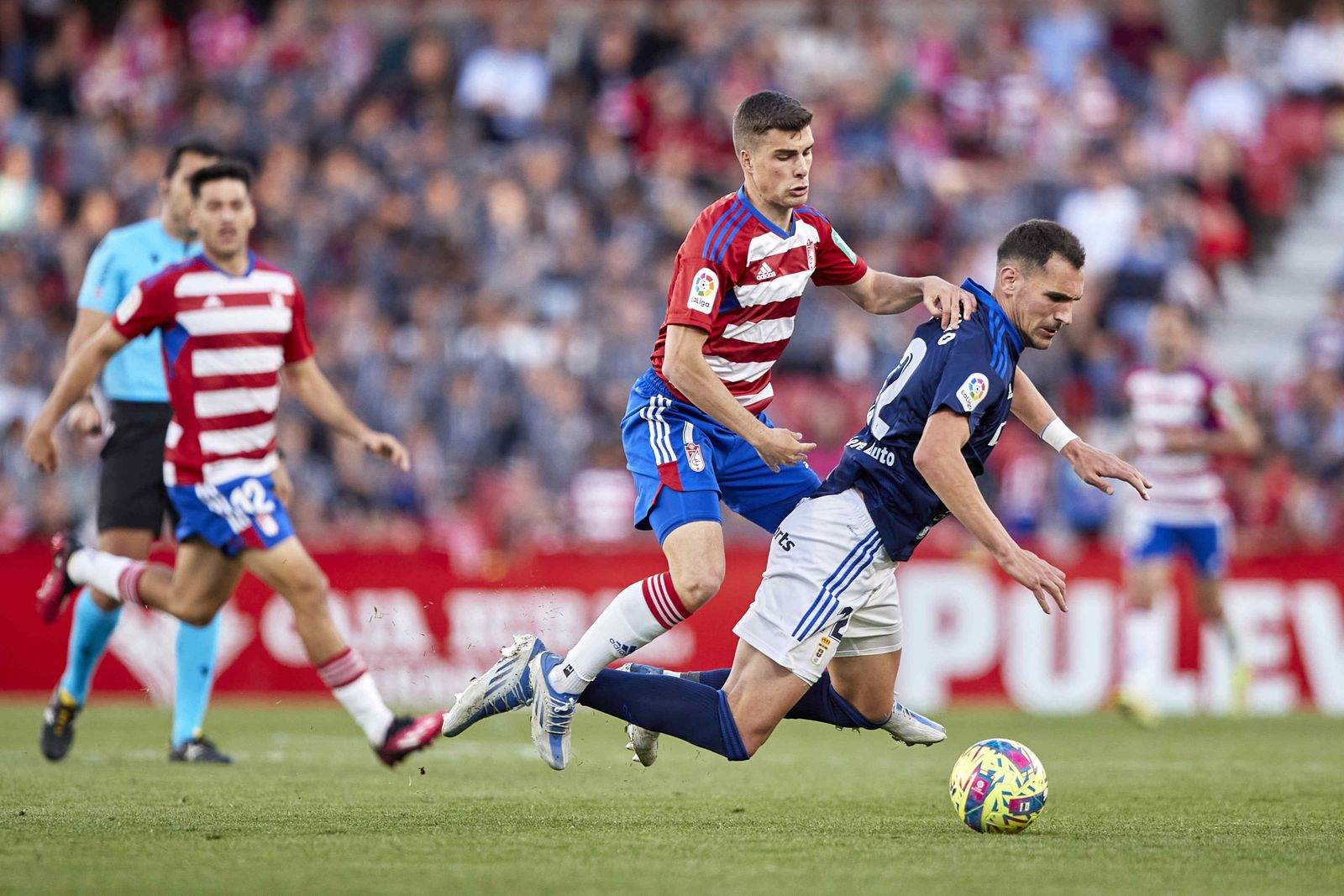 Soro presiona a un rival.