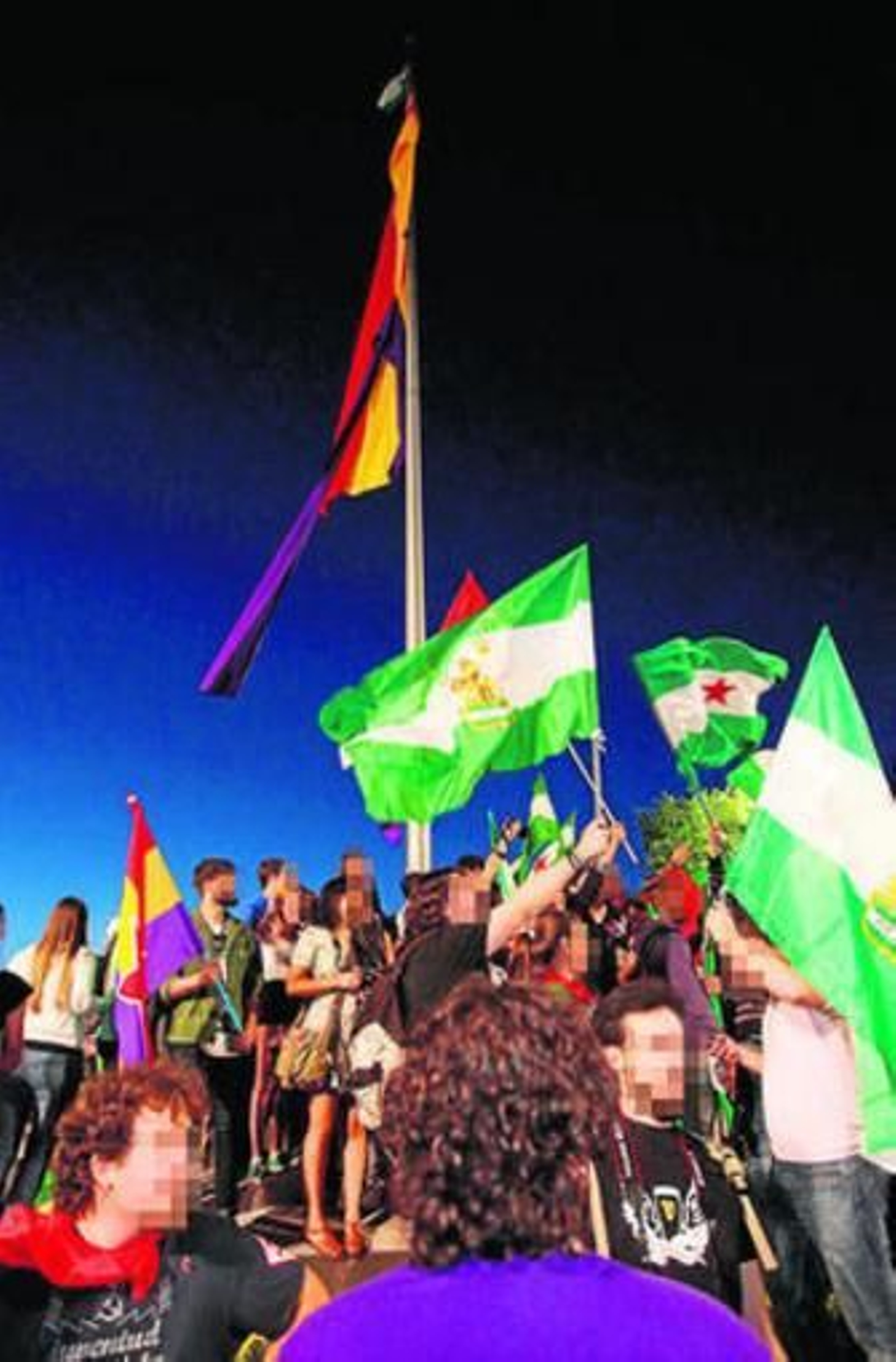 El día de autos se izó la bandera republicana en Avenida de la Constitución.