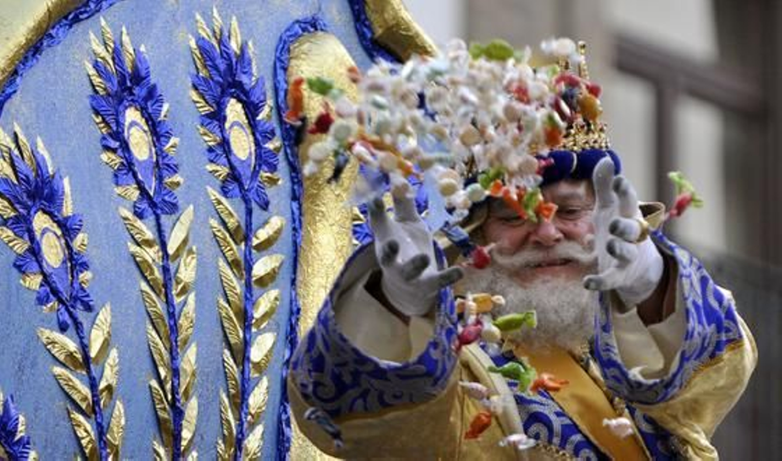 El rey Melchor arroja caramelos durante el recorrido de la Cabalgata.

Foto: Manuel Gómez
