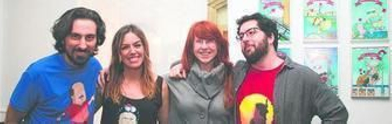 El equipo de Calvichi's junto a Gloria Garrastázul en la inauguración de 'La pared del fondo'.