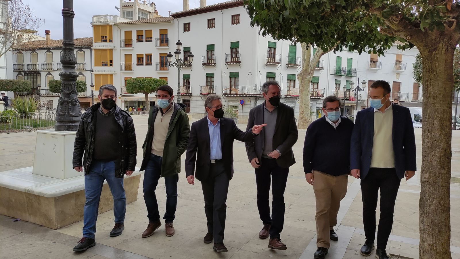 Espadas junto a varios líderes socialistas granadinos en un paseo por Baza