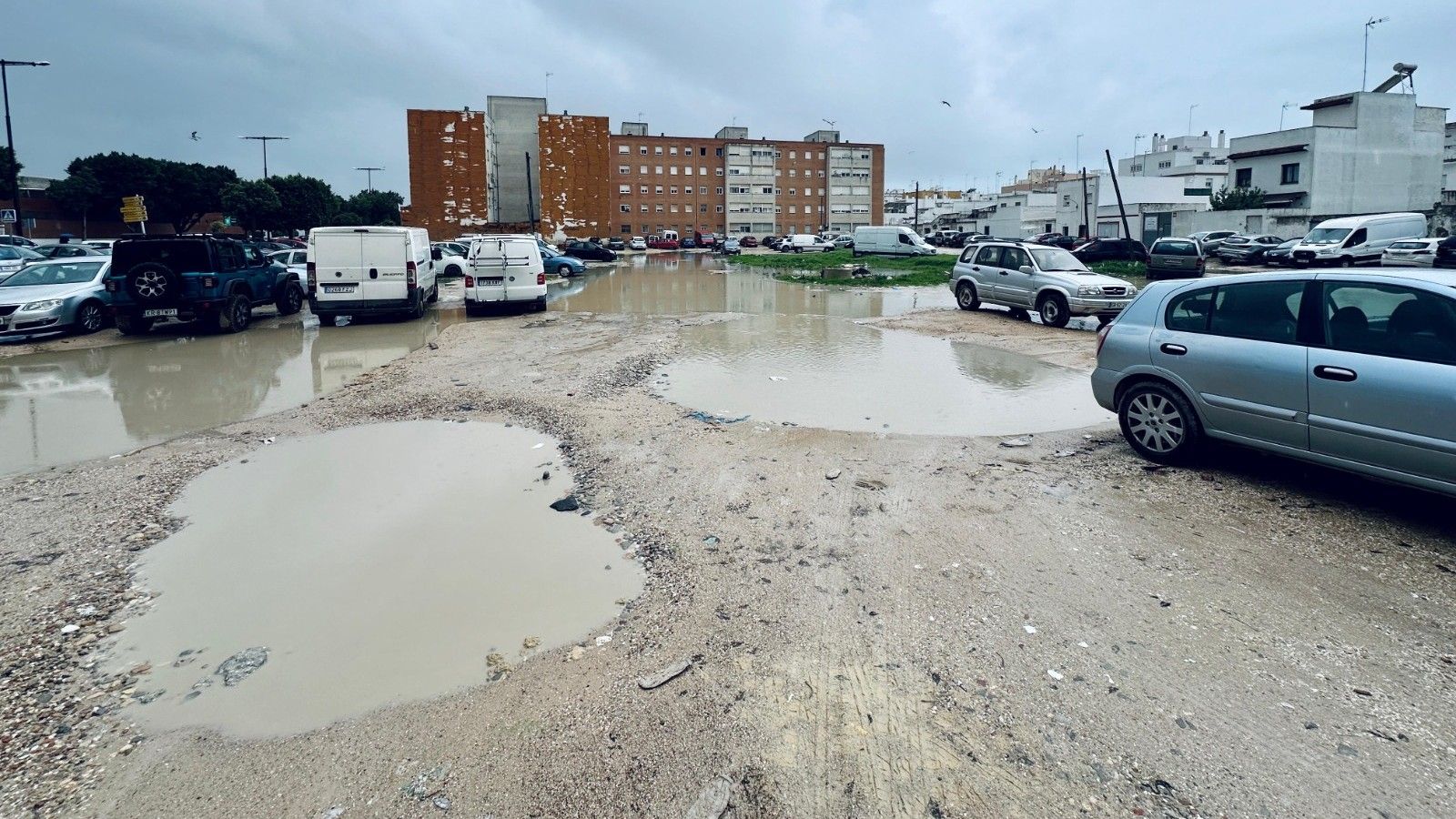 Solar de la avenida San Juan Bosco en San Fernando, completamente encharcado y enfangado con las lluvias