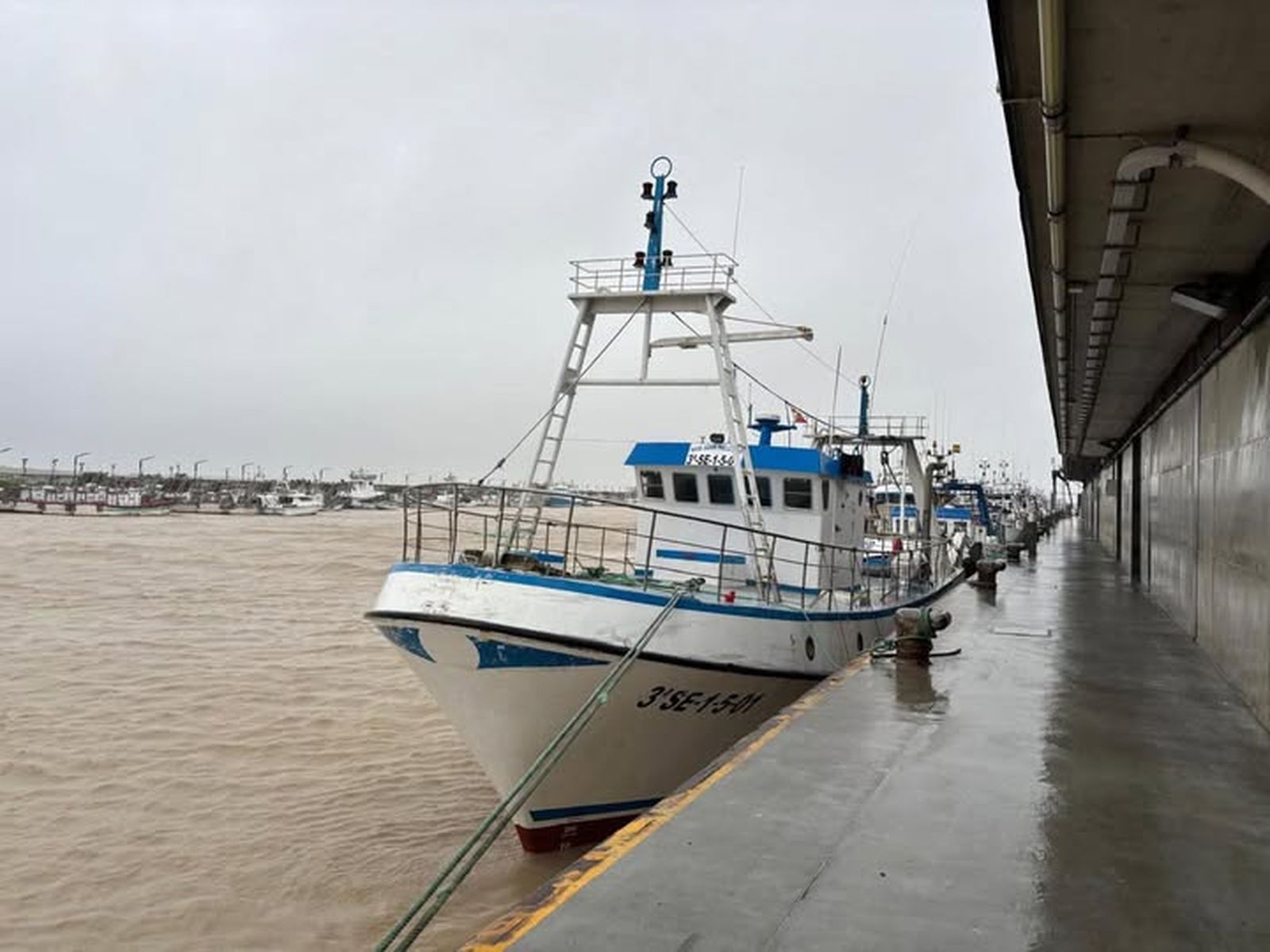 Barco arriado en el puerto de Sanlúcar.