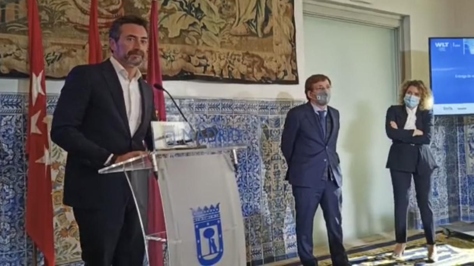 Antonio Jiménez recoge la distinción entregada por Maribel Rodríguez y el alcalde de Madrid.