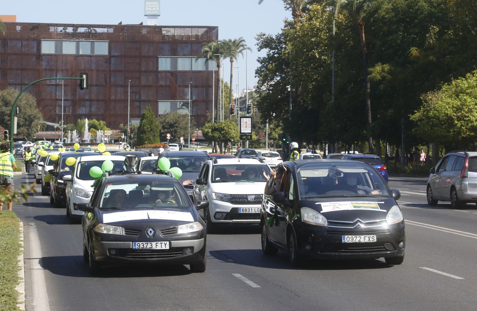 La caravana por una vuelta al cole segura en Córdoba, en fotos