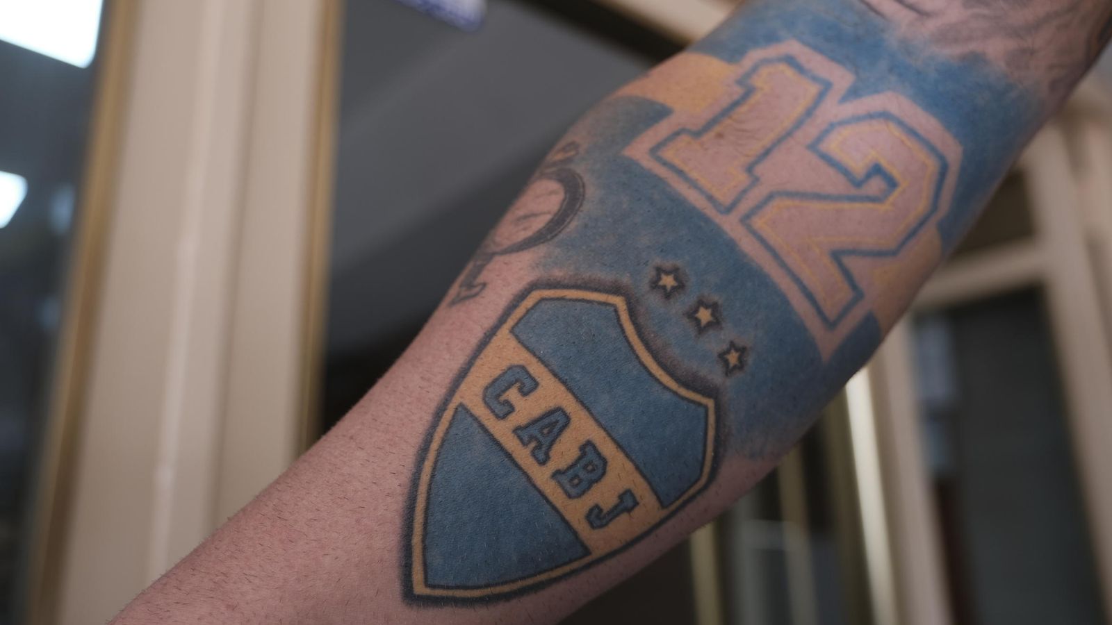 El brazo de Ángel, tatuado con el escudo del club de toda su vida.