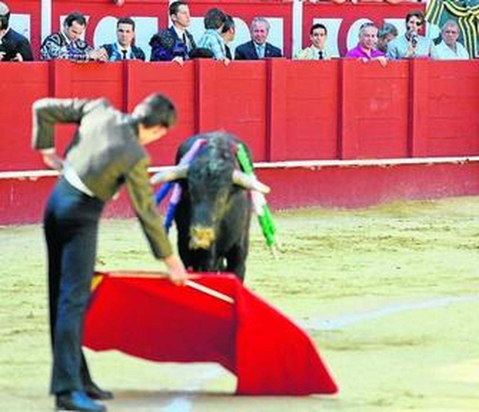 Padilla da instrucciones desde la barrera a uno de los alumnos.