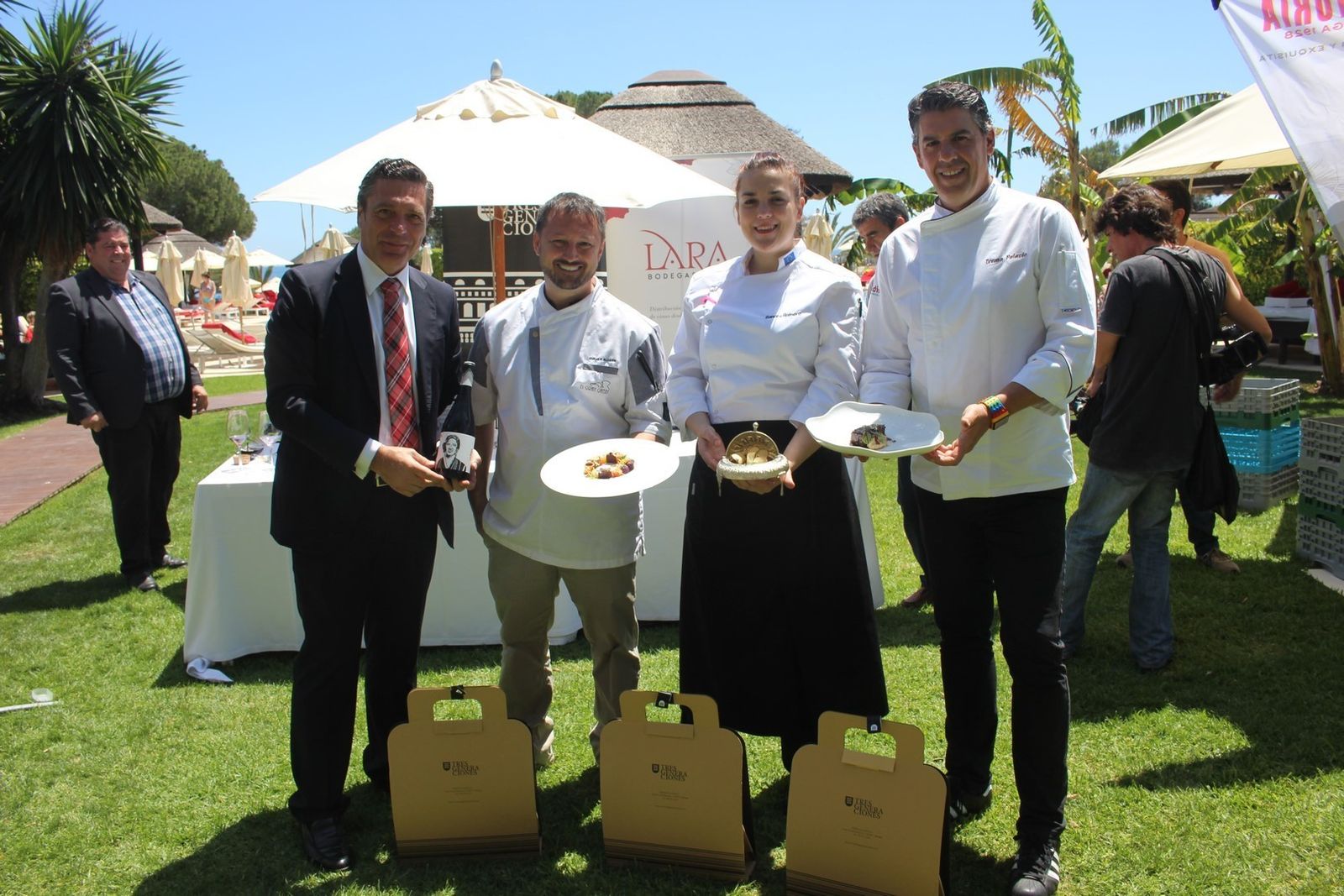 Juan Antonio Lara con tres chefs invitados.