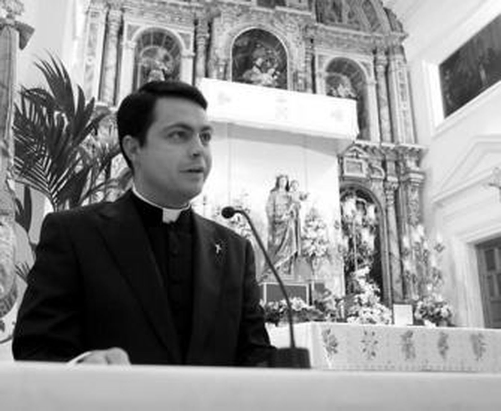 Marco Antonio Huelga en el pregón de anoche, con la Virgen de la Inmaculada al fondo.