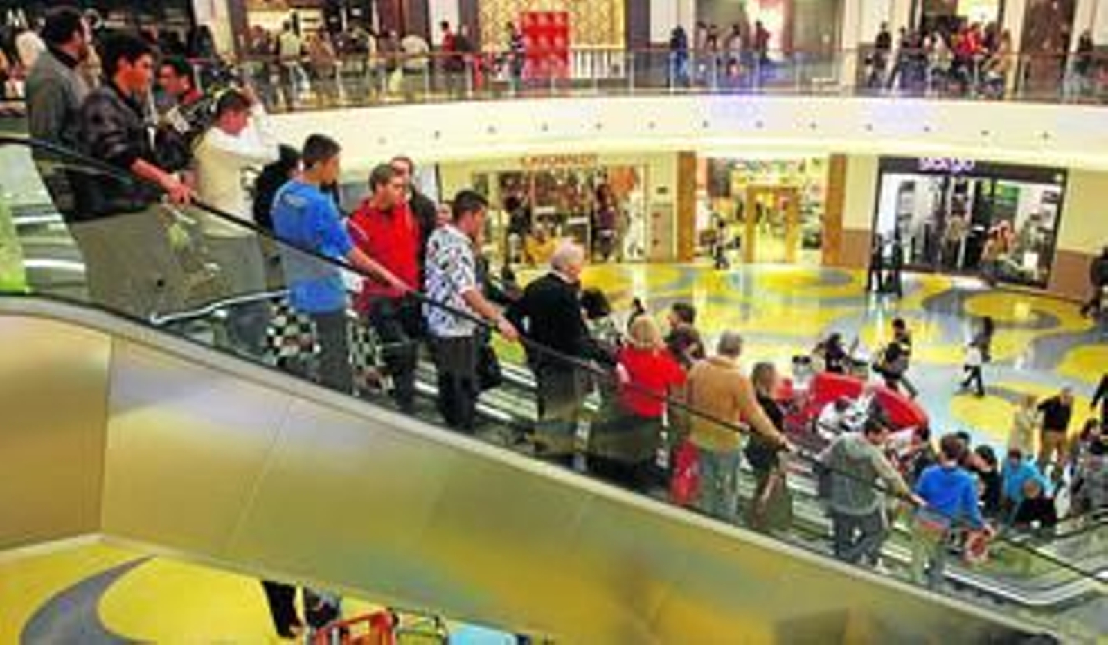 Visitantes en el centro comercial de Área Sur, en Jerez, el mayor espacio comercial de la provincia junto a Luz Shopping. Con más de 590.000 metros cuadrados dedicados a estos establecimientos, la provincia ha superado a Sevilla en grandes superficies comerciales y sólo está detrás de Málaga.