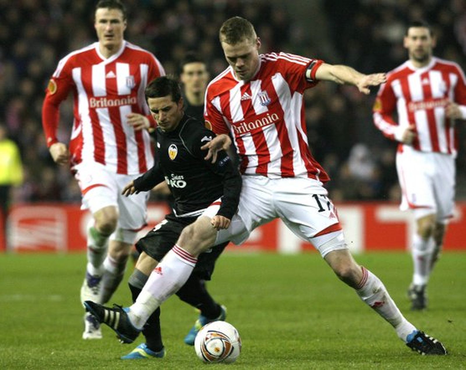 Topal encarrila la eliminatoria para el Valencia (0-1)