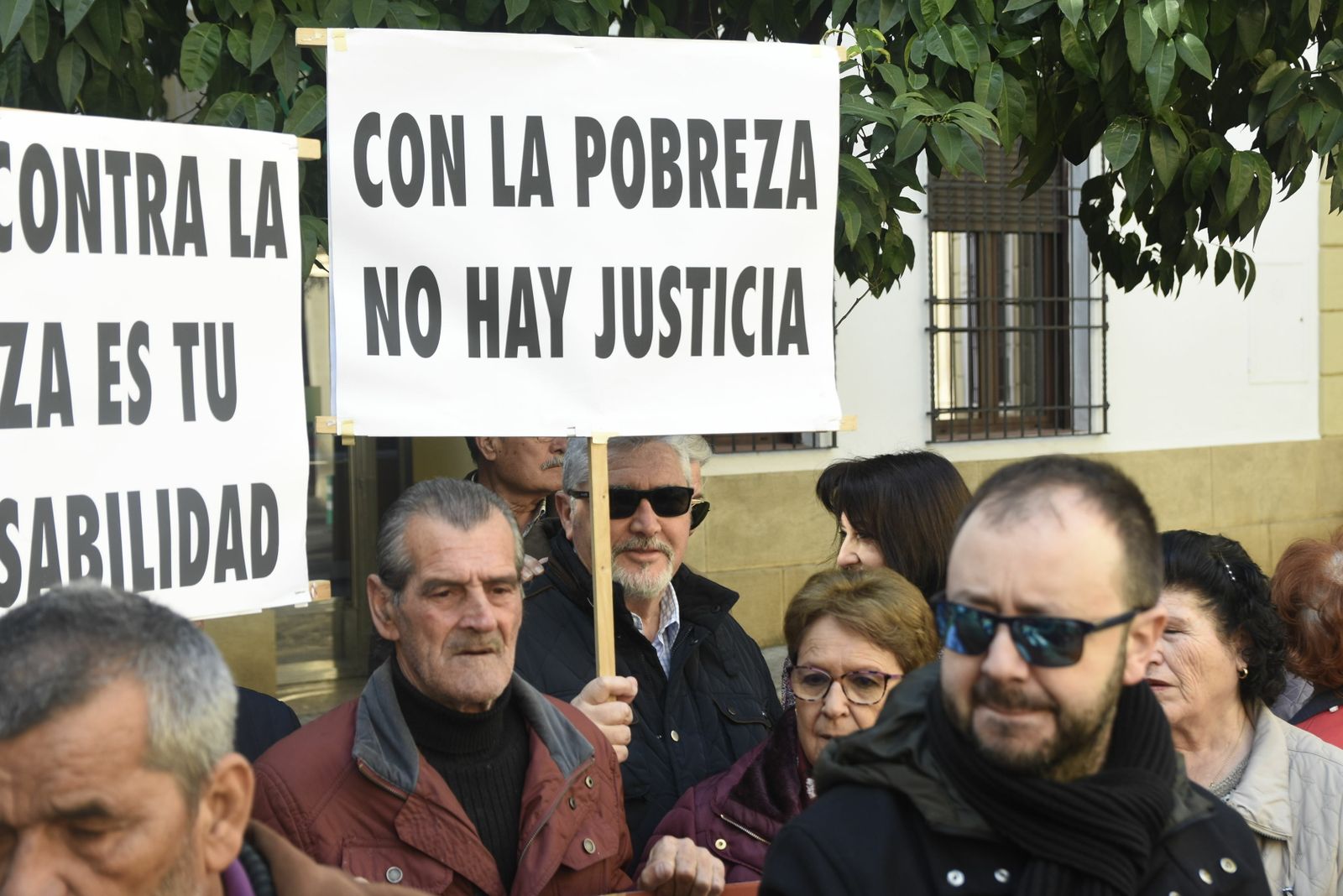 Un grupo de ciudadanos se manifiesta para pedir la renta mínima de inserción.