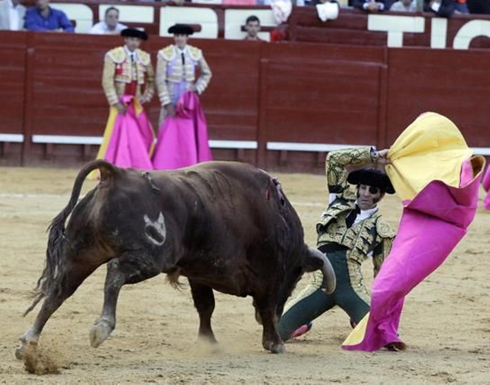 Valor. Juan José Padilla se jugó el físico sin miramientos, como en esta inverosímil larga para rematar un quite.  Foto: Miguel Angel Gonzalez