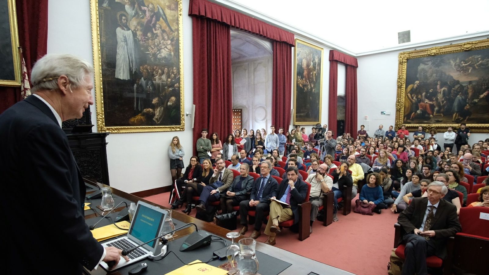 Jules A. Hoffmann ante su audiencia.