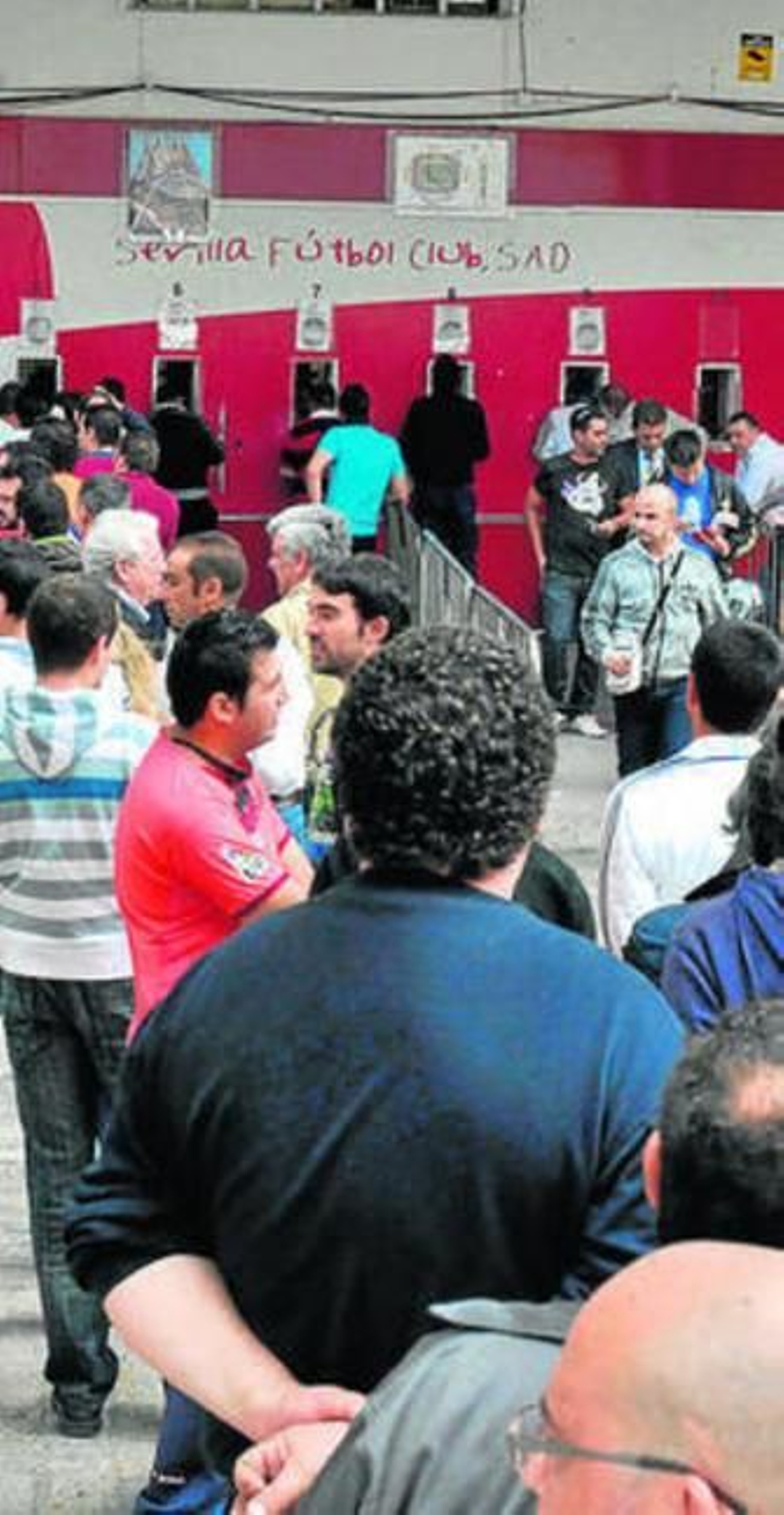 Colas de aficionados.