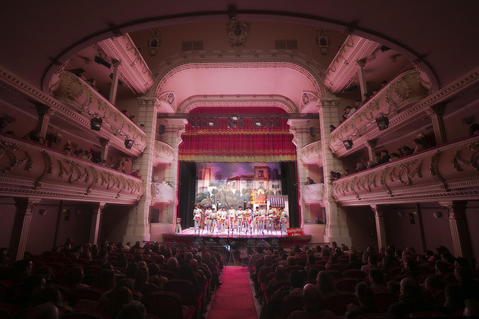 La bombonera onubense estuvo hasta la bandera de público en la primera sesión.
