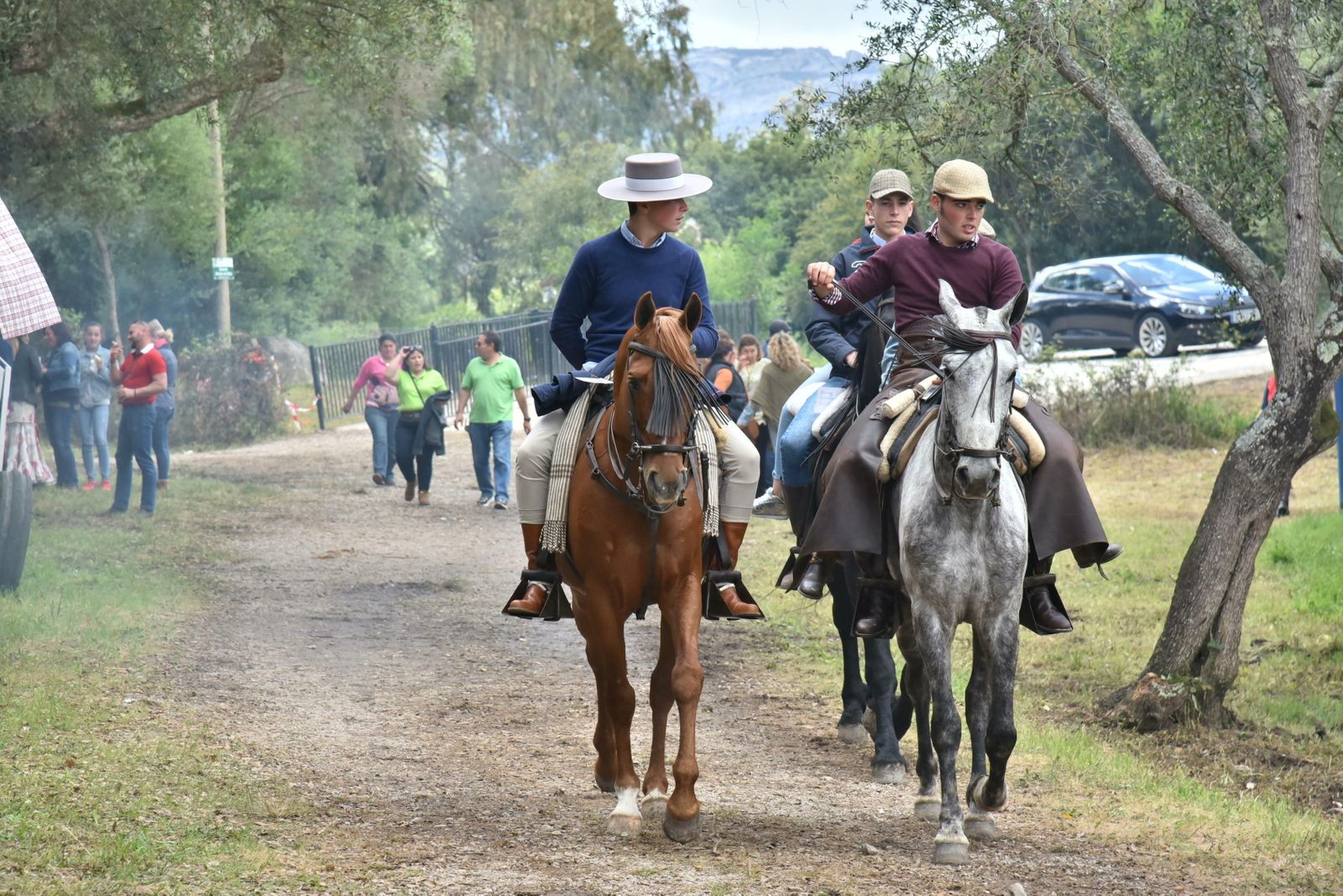 Varios jinetes recorren la zona recreativa en la romería de 2018.