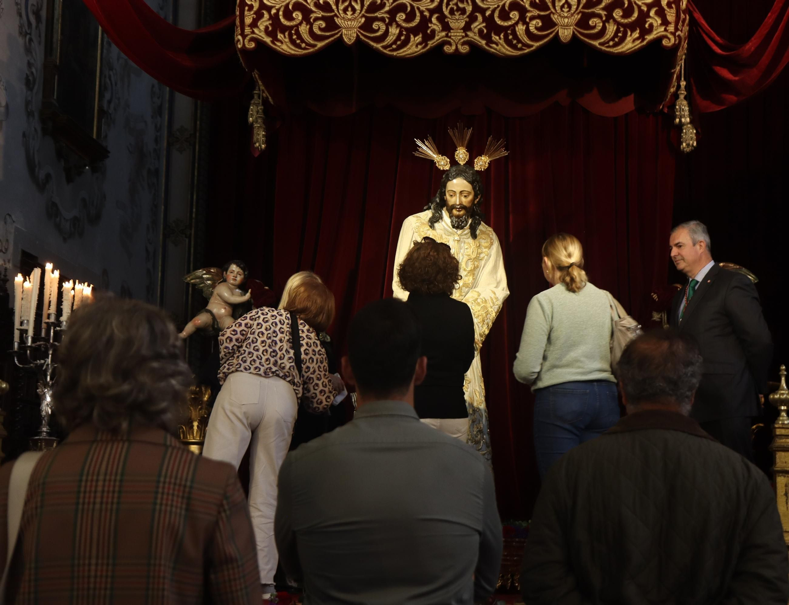 Sevilla acaricia la Semana Santa en un Domingo de Pasión lleno de cultos