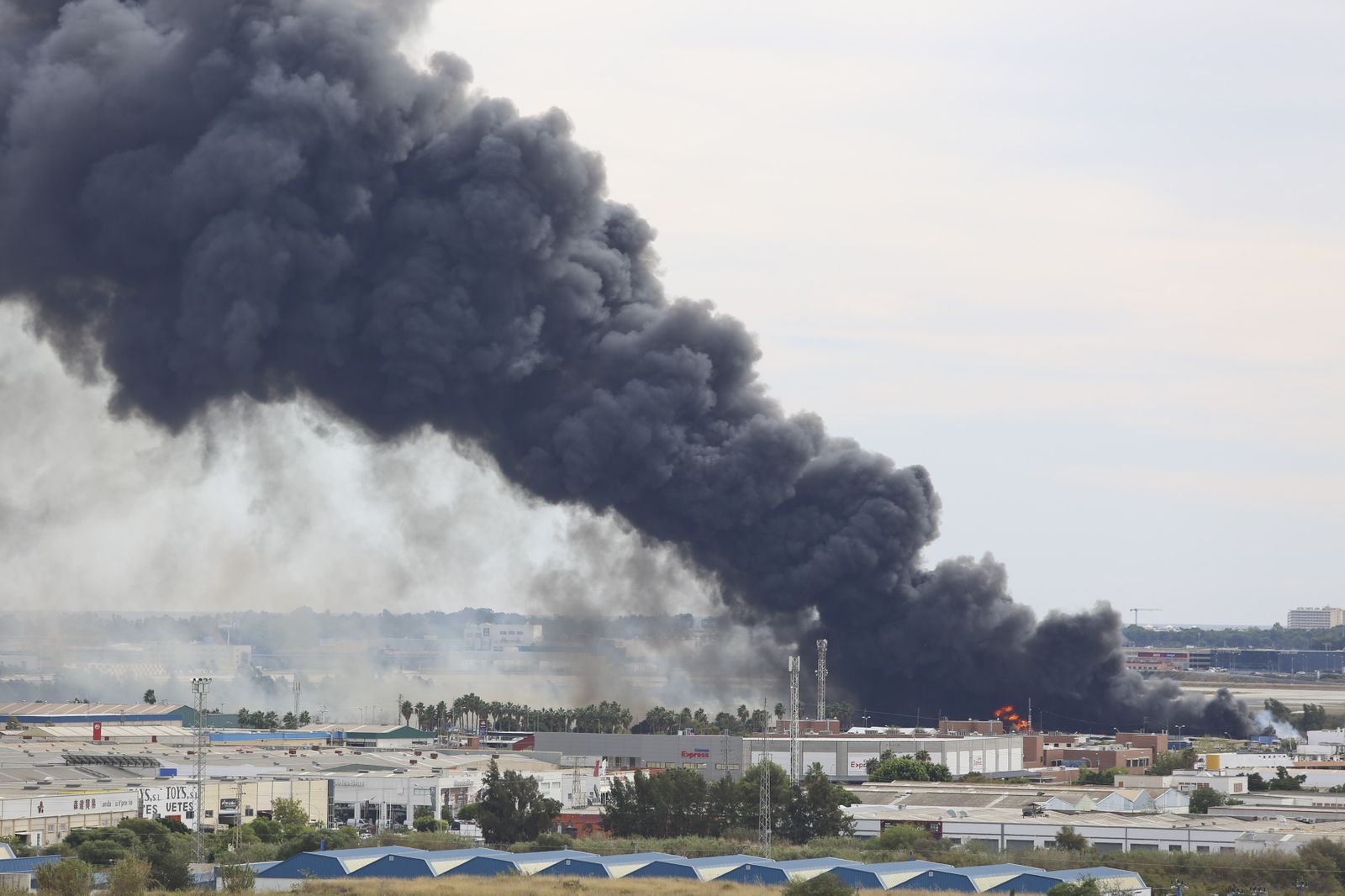 Fotos del incendio de varios vehículos en un aparcamiento de caravanas del polígono Guadalhorce