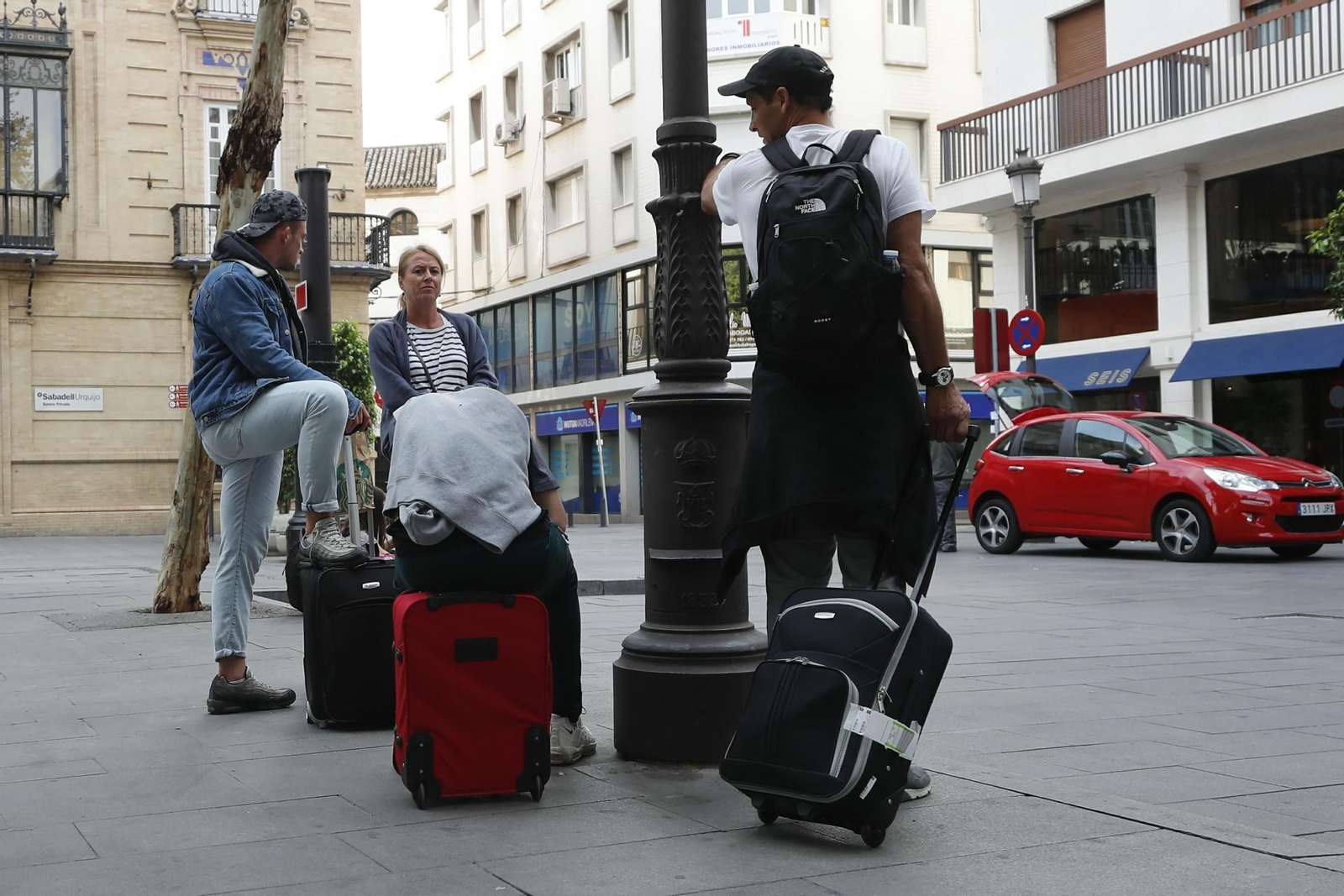 Un grupo de turistas tras abandonar su alojamiento en el centro.