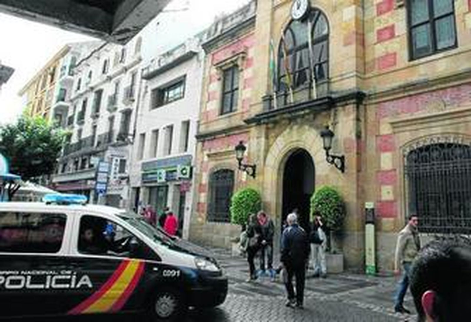 Una patrulla policial frente al Ayuntamiento el 11 de noviembre cuando se desarrolló la Operación Enredadera.