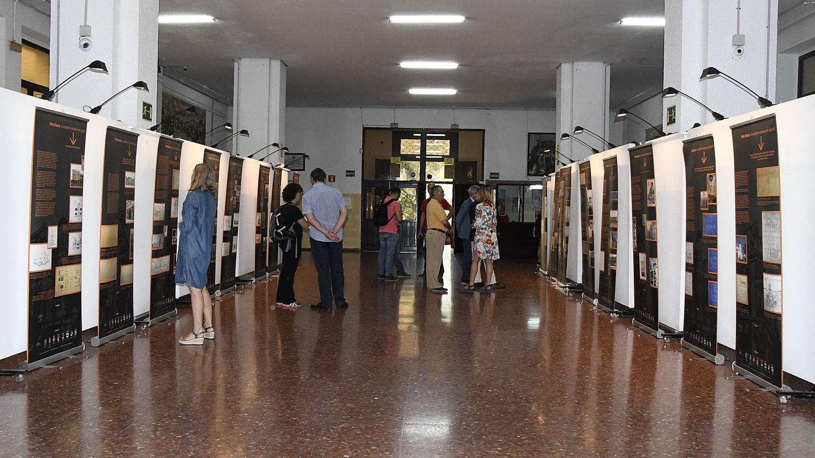 La exposición está en el ‘hall’ del instituto.