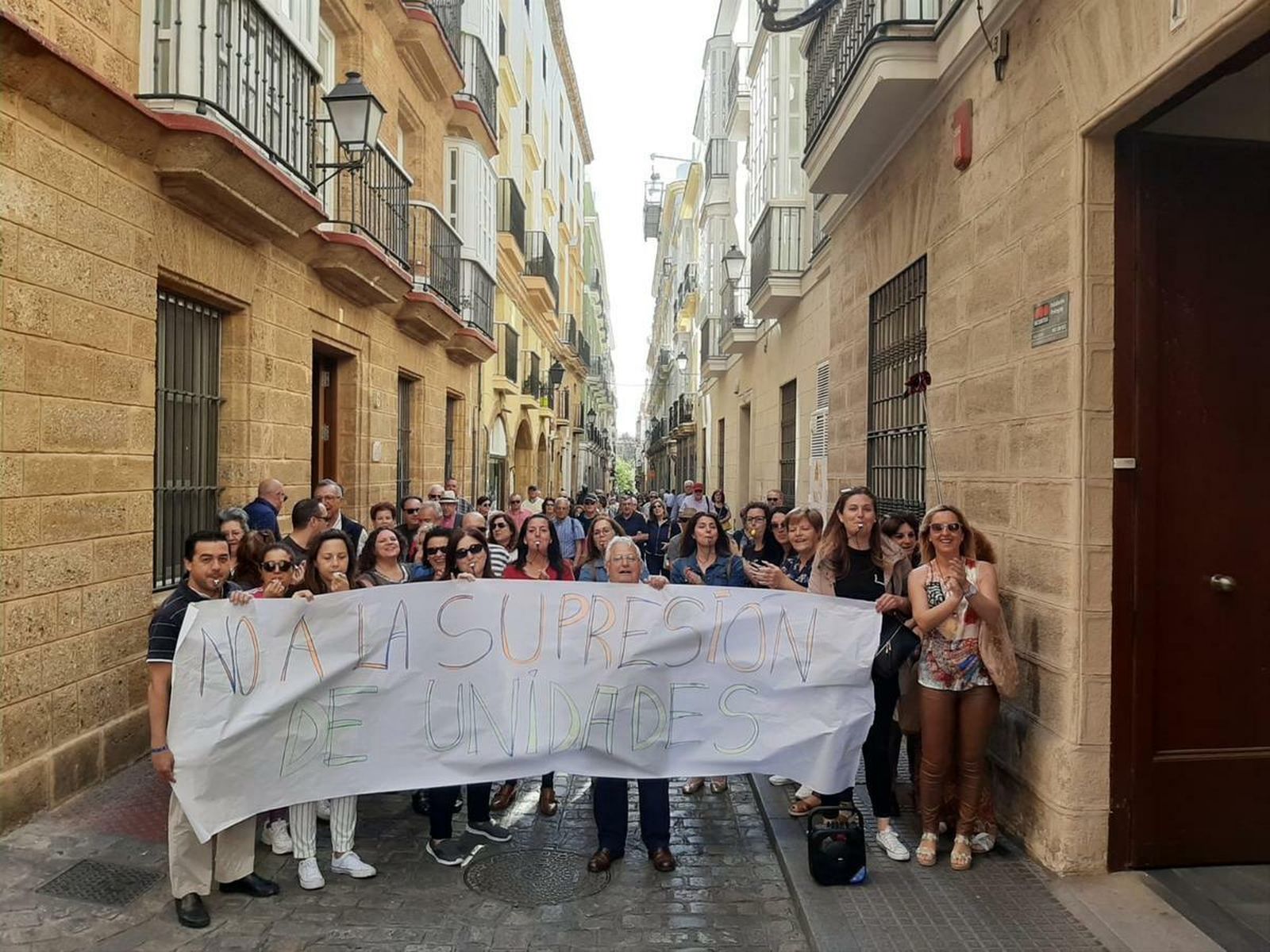 Padres del colegio Almirante Laulhé, durante las protestas de mayo en la Delegación de Educación.cación
