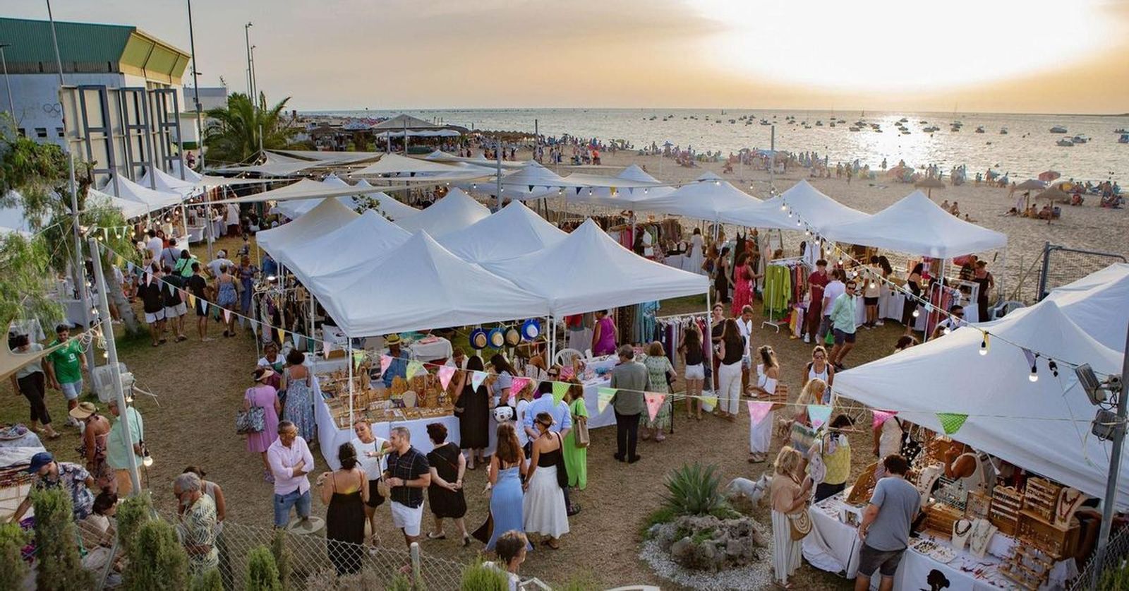 Imagen de archivo de un mercadillo con encanto en Sanlúcar