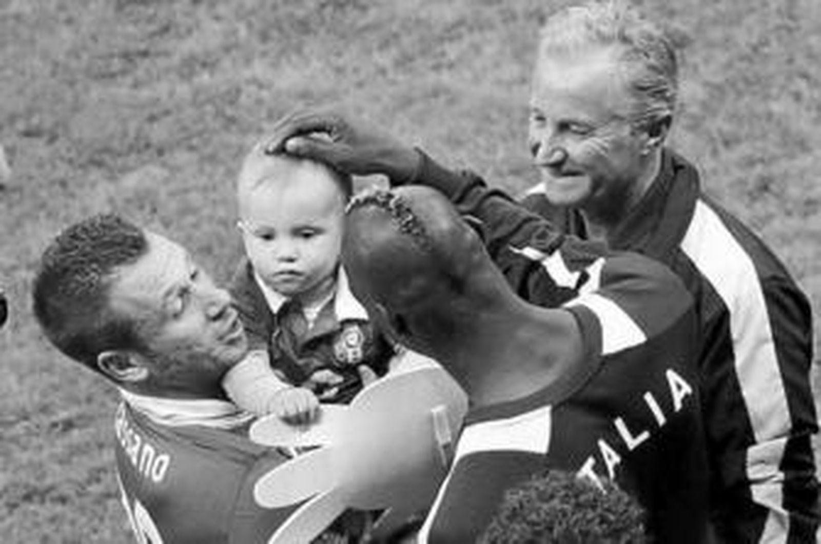 Cassano, con su hijo en brazos, celebra con Balotelli el triunfo sobre Alemania.