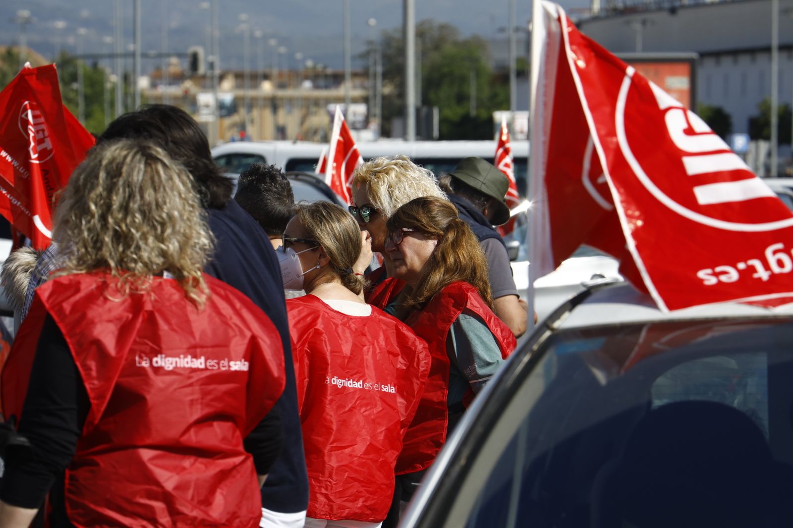 La caravana de coches de UGT en apoyo a las trabajadoras de ayuda a domicilio de Córdoba, en imágenes