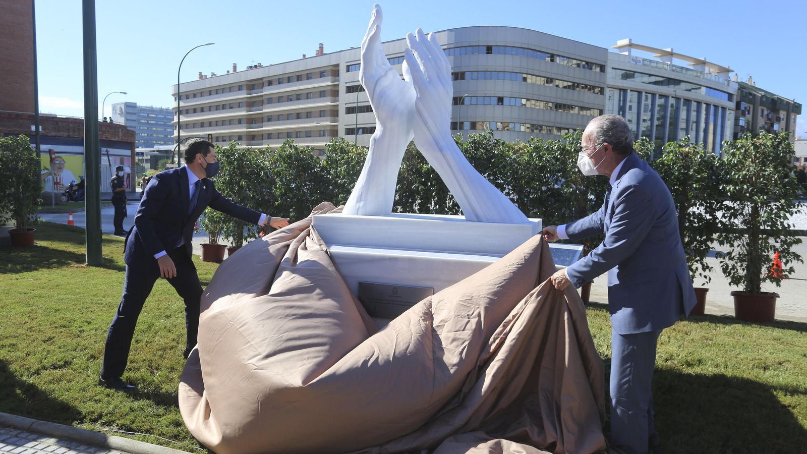 Momento en el que Moreno y De la Torre descubren la escultura.