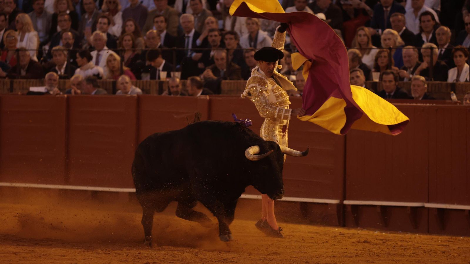 Las imágenes de los toros en Sevilla con Morante de la Puebla, José María Manzanares y Talavante