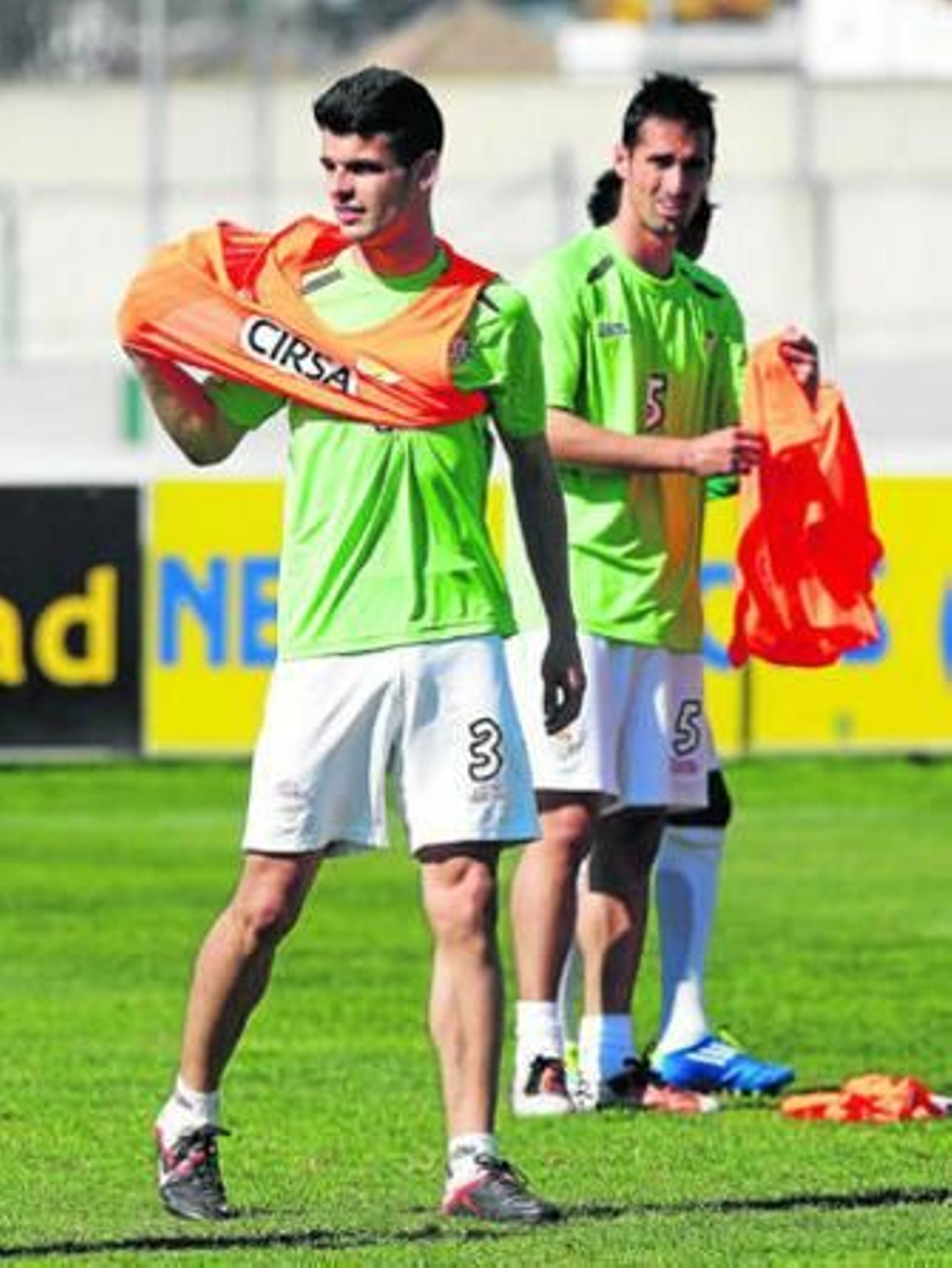 Álex Martínez se coloca el peto junto a Súper en el entrenamiento.
