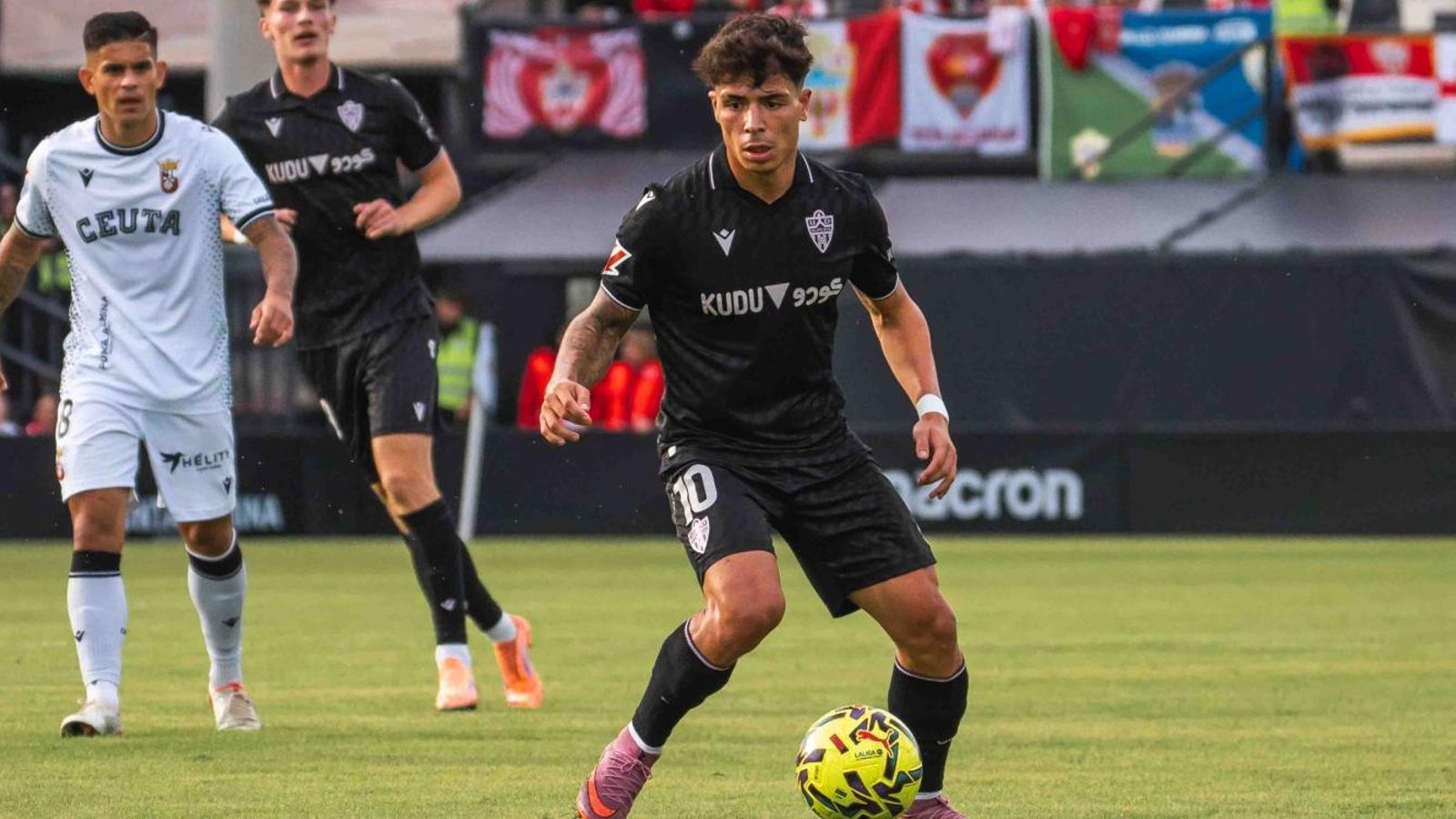 Nico Melamed, con el balón en los pies en el partido disputado en el Alfonso Murube.