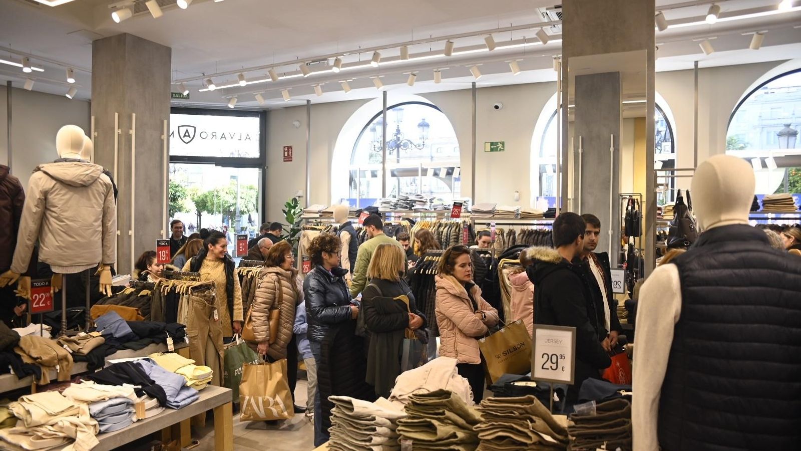Larga cola de clientes en la tienda Álvaro Moreno.